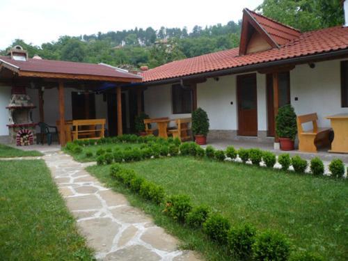 Къща За Гости Боляри Tryavna Ngoại thất bức ảnh